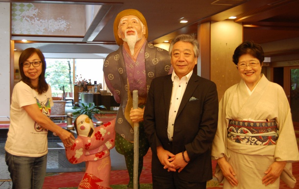 津田（左）石井社長（真ん中）女将（右）と記念写真